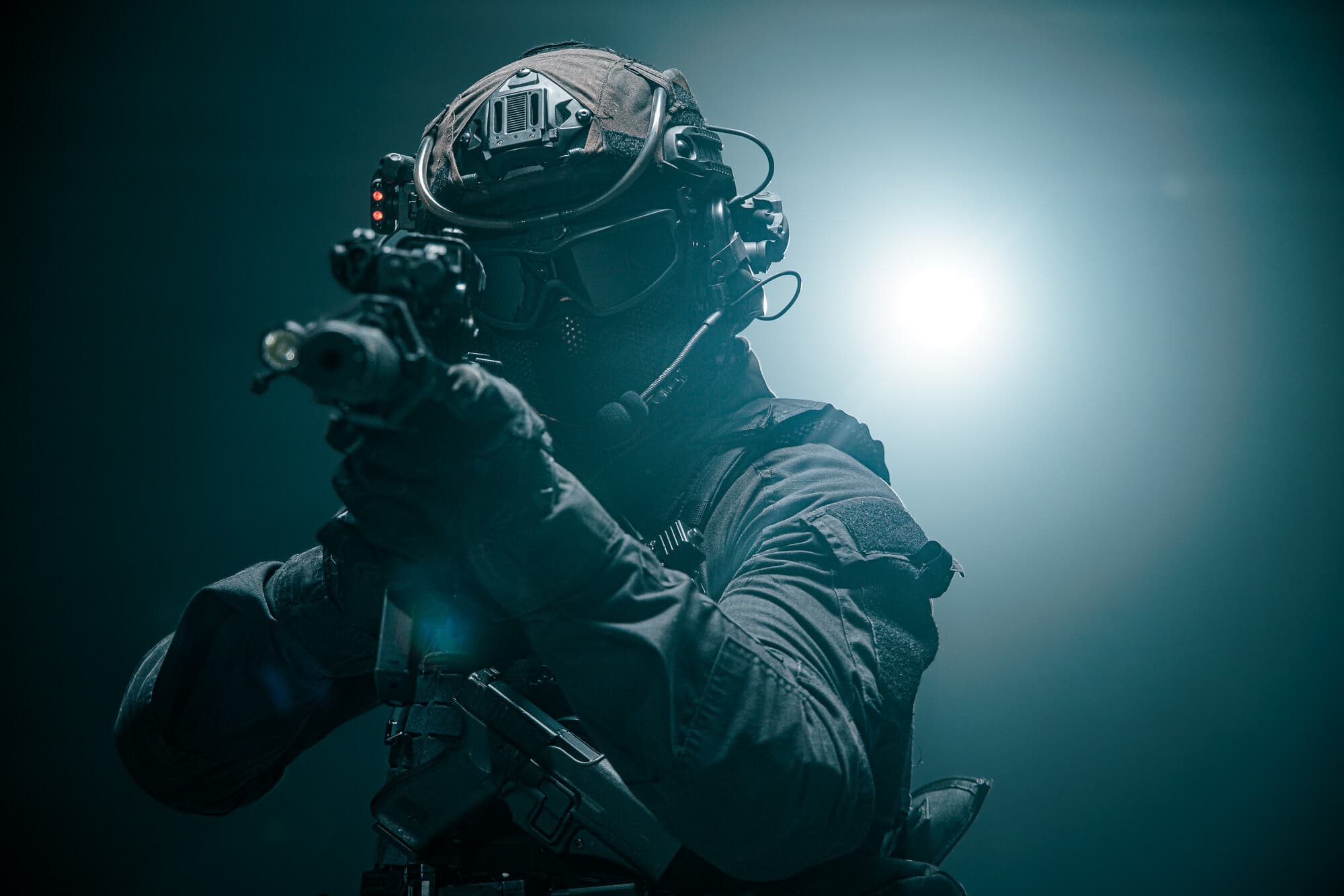 Operador del proyecto Black Ops bajo un contraluz frío