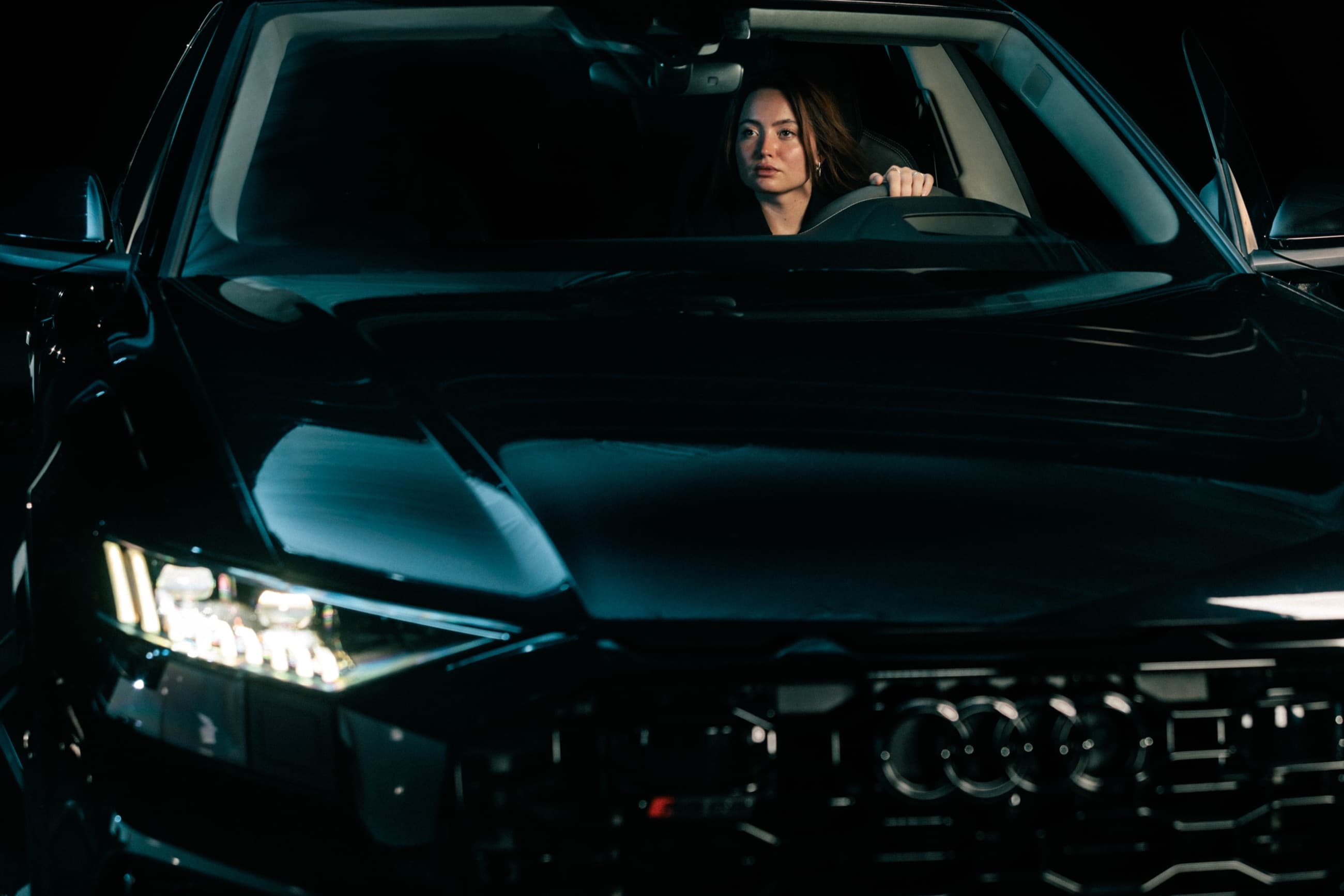Vista frontal cerrada del vehículo con la conductora al volante