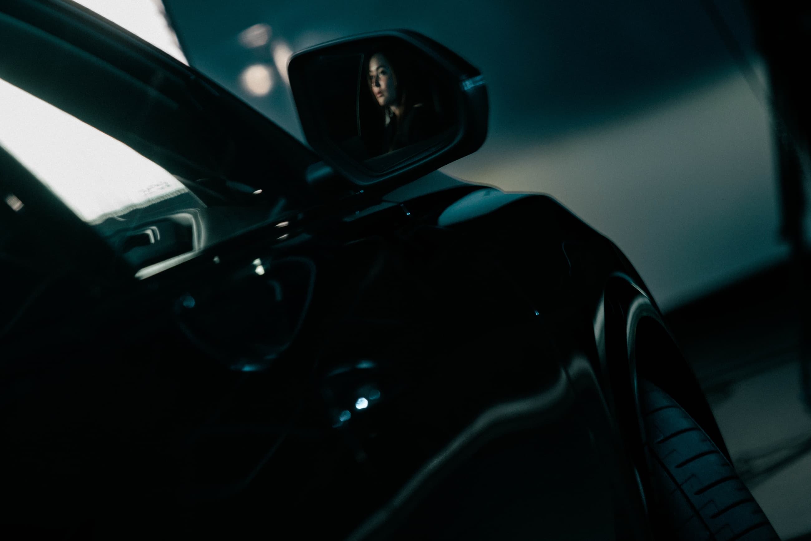 Rostro de la conductora reflejado en el retrovisor exterior