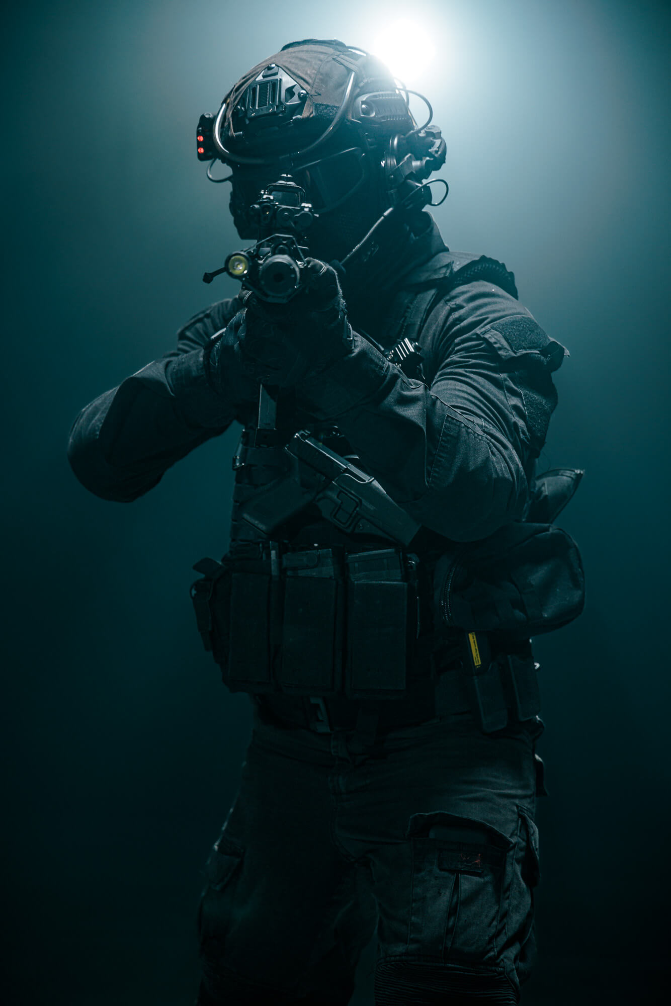 Retrato vertical de un operador enmascarado apuntando hacia cámara