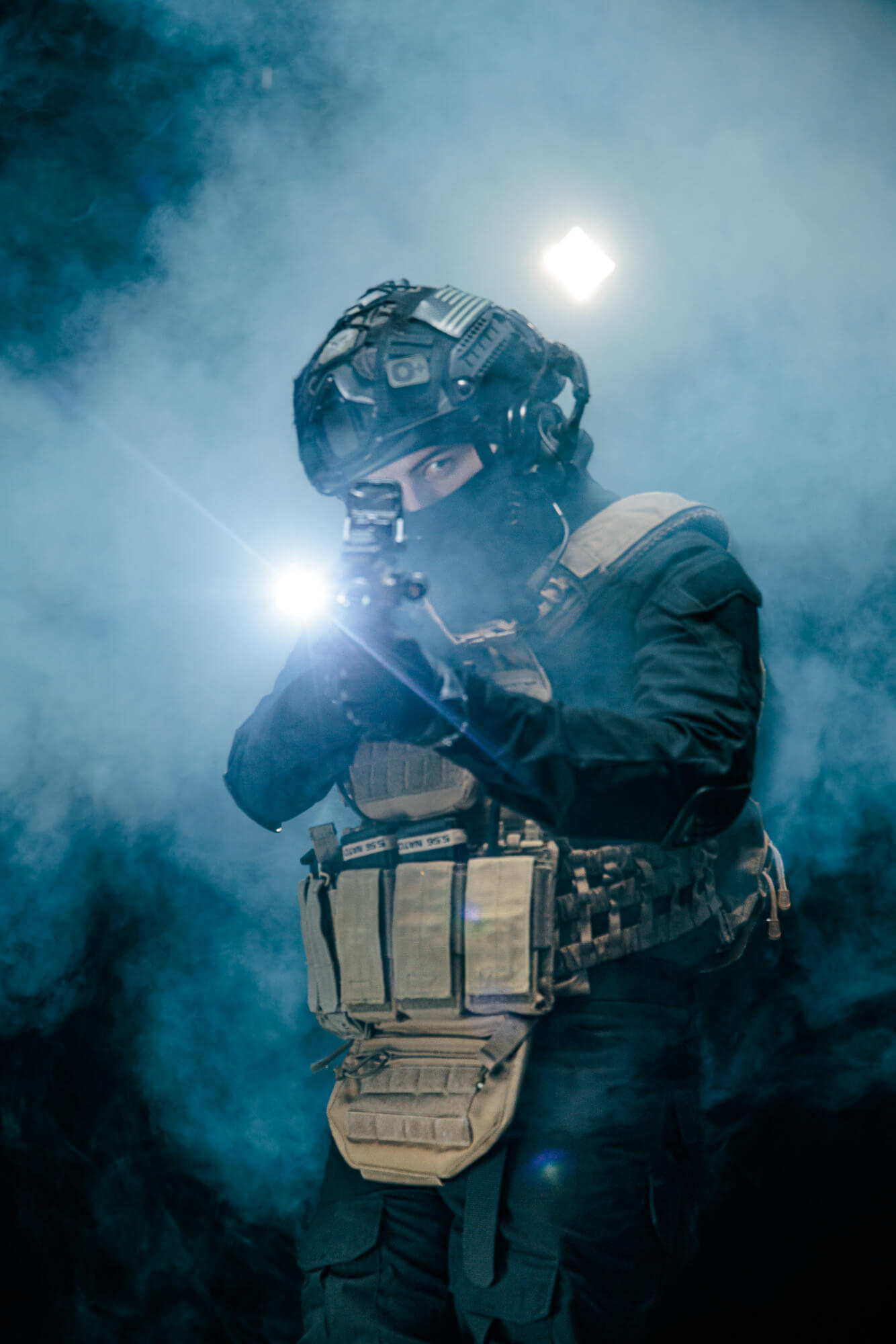 Retrato vertical de un operador entre humo y un haz de luz