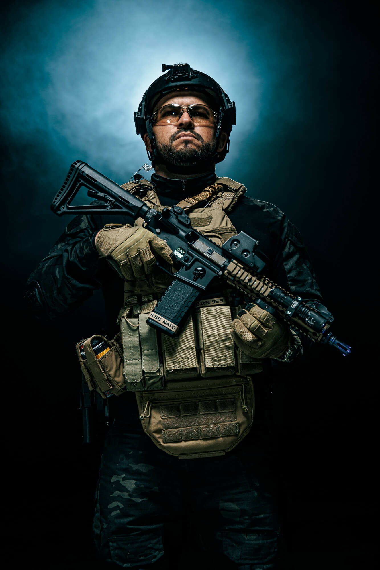 Retrato vertical de un operador con gafas sujetando su equipamiento