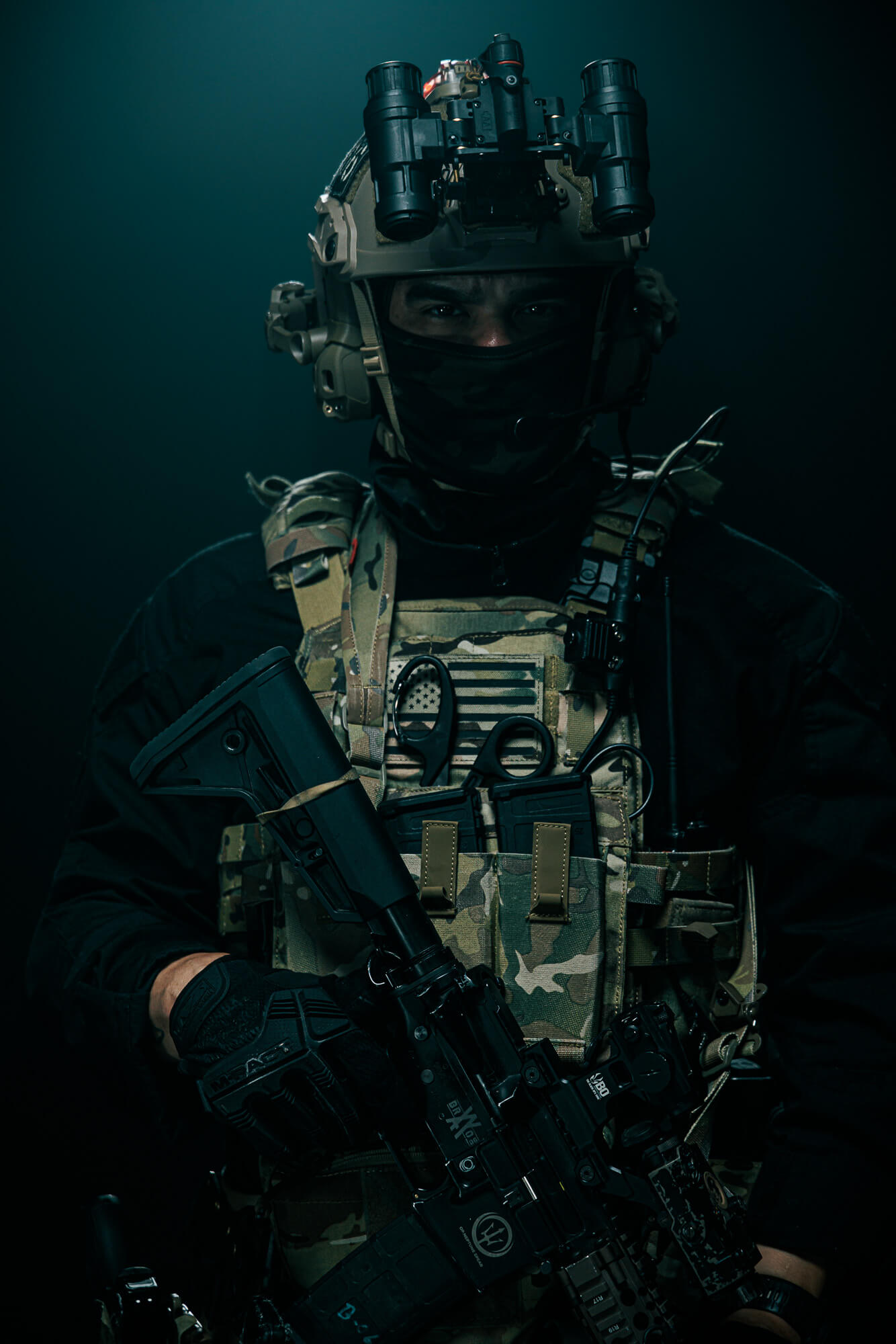 Retrato vertical de un integrante del Comando 297 con chaleco y réplica larga