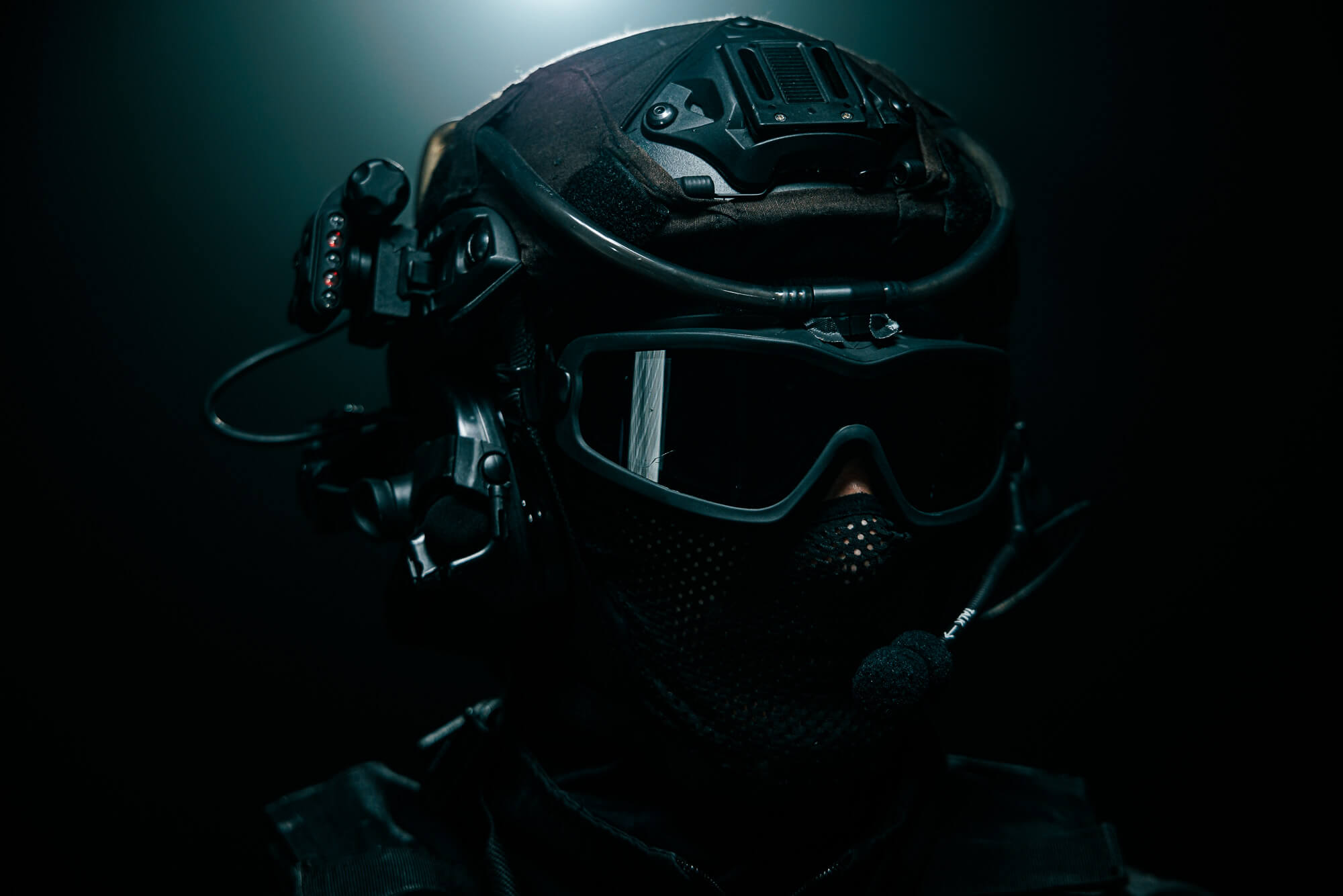 Retrato cerrado de un operador enmascarado con visor y equipo de visión nocturna
