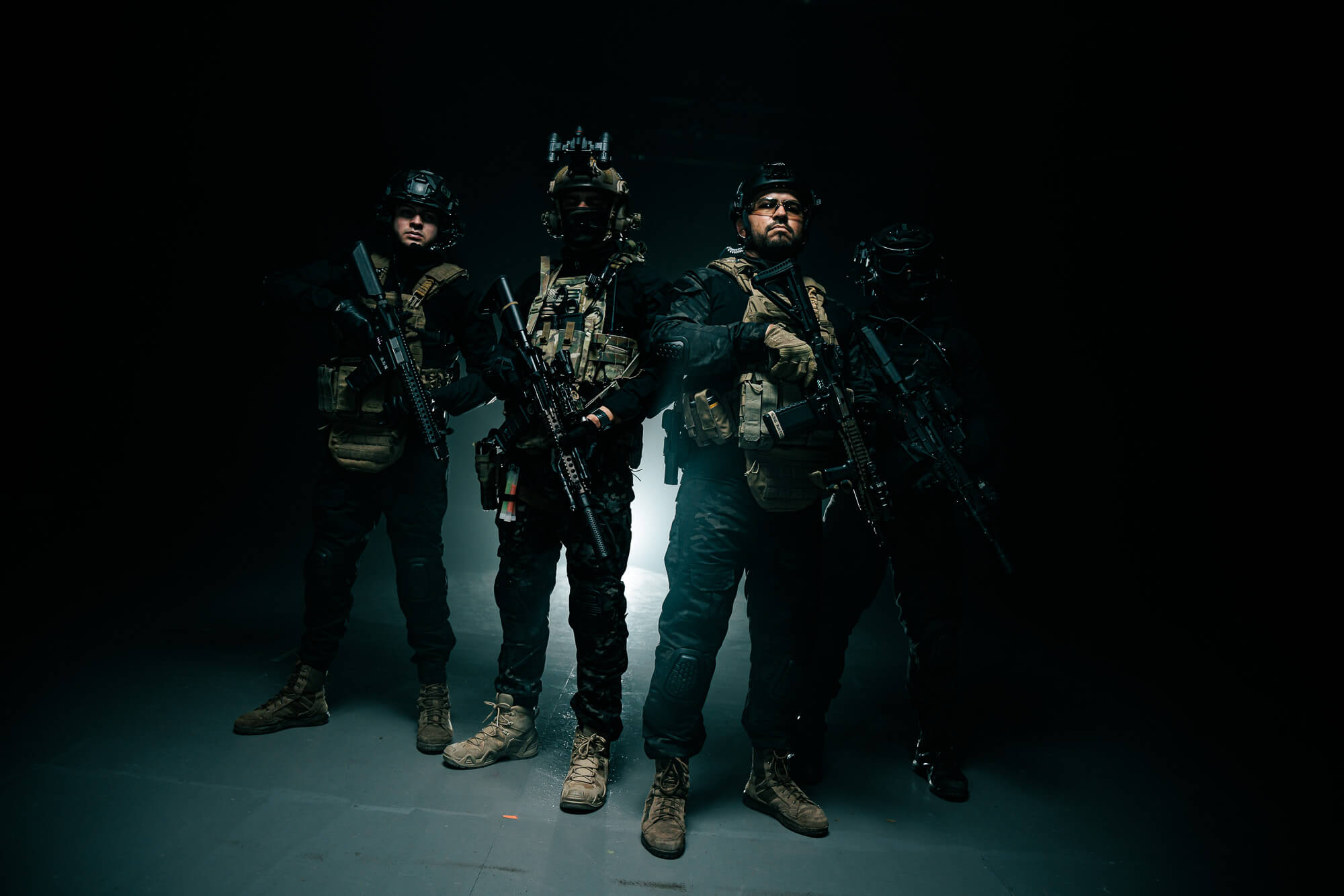 Cinco integrantes del Comando 297 en formación dentro de un estudio oscuro
